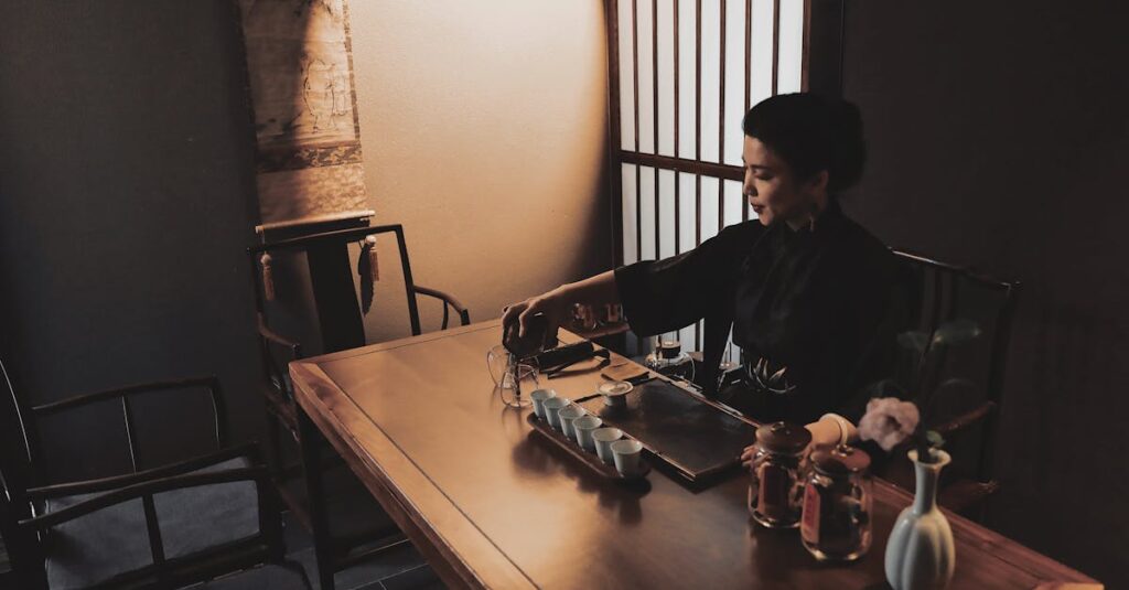 茶碗を持つ静かな手。この一瞬は、二度と来ない。一期一会という生き方の美しさ。