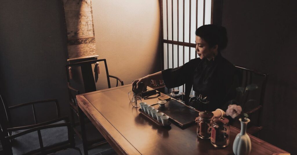 茶碗を持つ静かな手。この一瞬は、二度と来ない。一期一会という生き方の美しさ。