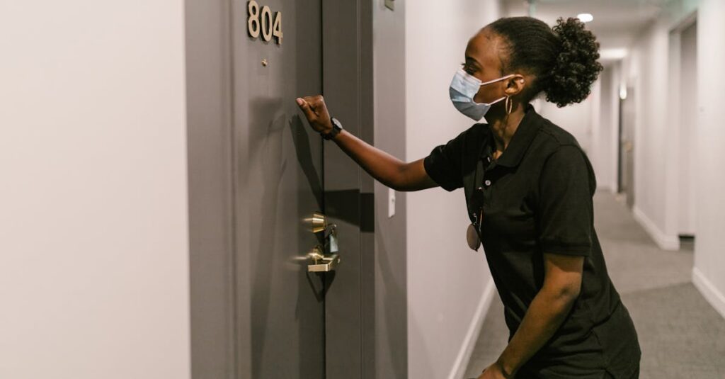 静かに扉をノックする手。物語との出会いは、いつもこんなふうに小さくはじまる。