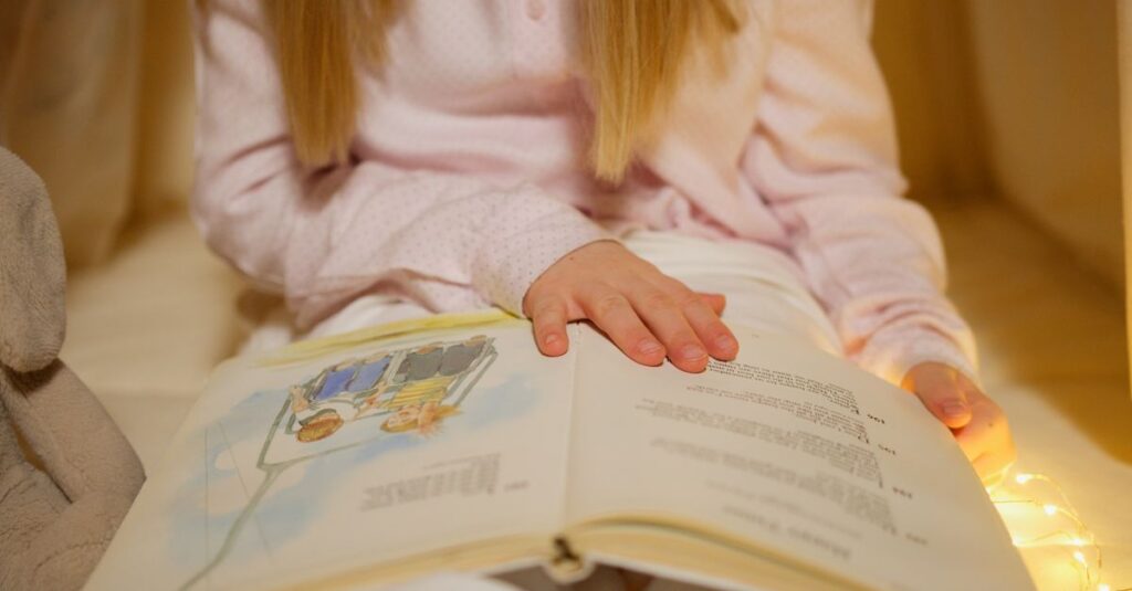 コマとコマのあいだにある余白。そこに読み手の想像が静かに広がっていく。