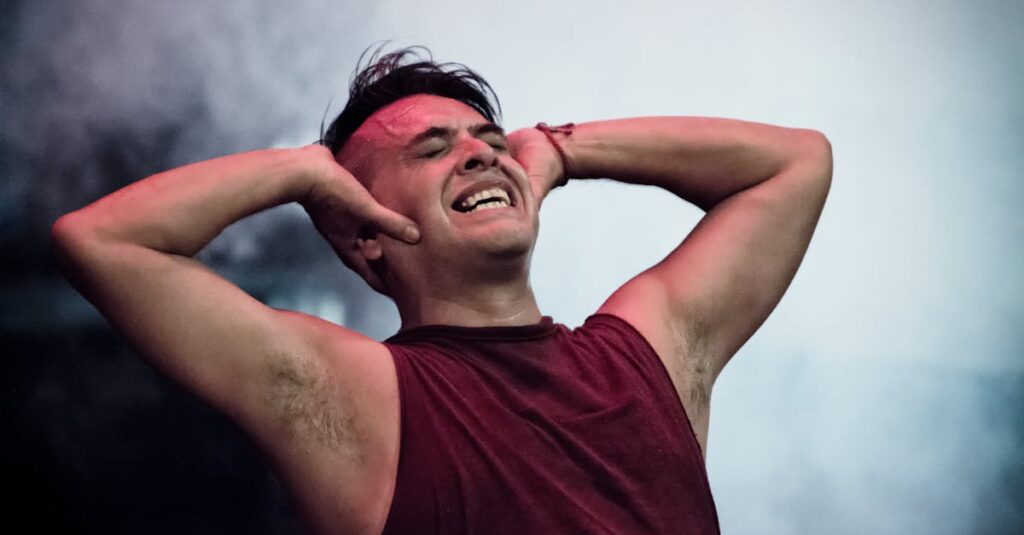 『夢中さ、きみに』の主題歌『紫春』が静かな青春を表現する様子。切ないメロディと繊細な歌詞が心に響く。