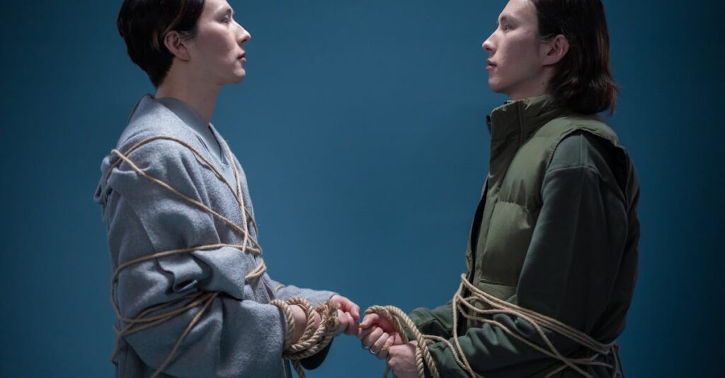 背を向け合いながらも、見えない糸で繋がれているふたり。ご縁の引力とは、こういうものかもしれない。