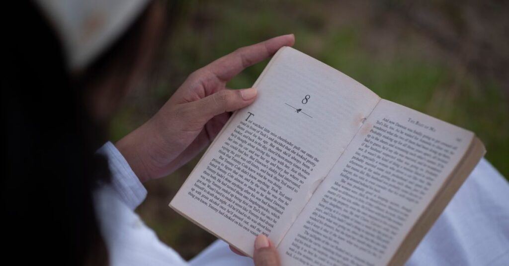 最初のページを開く瞬間の静かな喜び。今ここから、物語がはじまる。