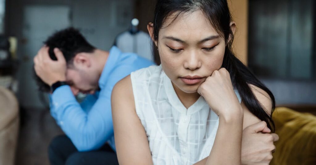 人物の内面を絵だけで語る漫画表現。感情を抑えた表情が読者に深い余韻を残す。