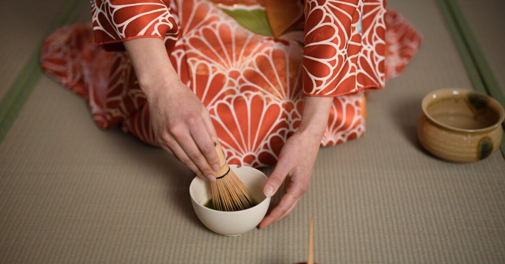 茶碗を持つ静かな手。この一瞬は、二度と来ない。一期一会という生き方の美しさ。