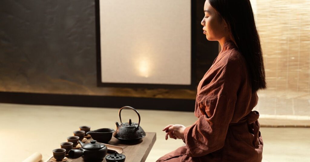茶碗を持つ静かな手。この一瞬は、二度と来ない。一期一会という生き方の美しさ。