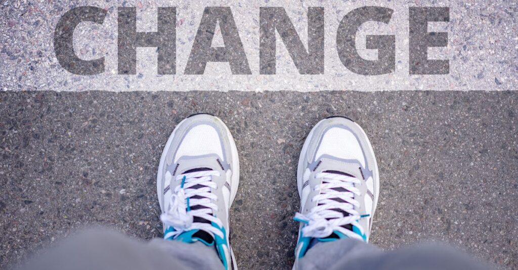 新しい道の入り口に、静かに立っているひとり。転機とは、いつもこんなふうに静かにやってくる。