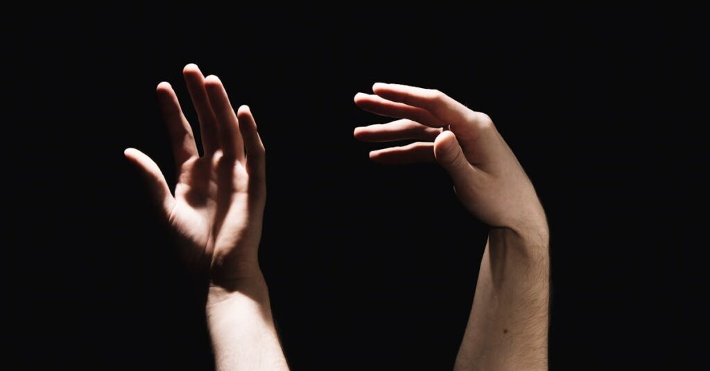 光と影のように対照的な二人。それぞれが持つ感情の色が、物語に深みを加える。