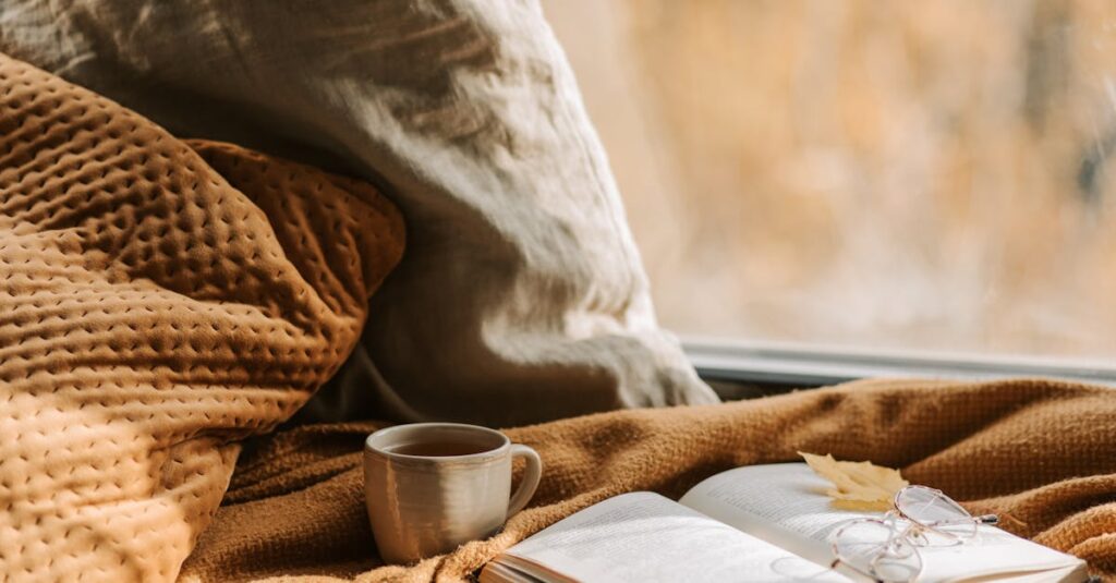 静かな部屋で『国宝』を読んで心を整える読者。穏やかな表情と静謐な空気が広がる場面。