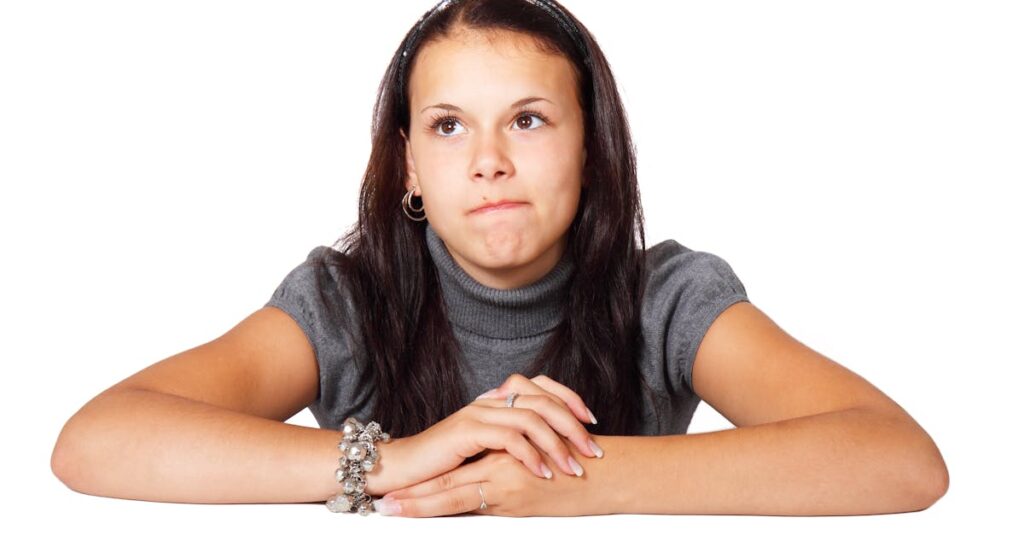 人の目を気にして、自分を小さくしてしまう女の子の静かな表情