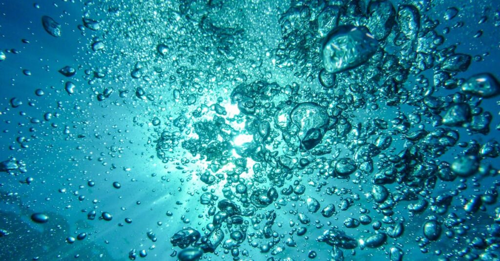 透き通った水の深さと青い光