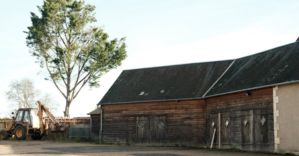 静かな異世界と懐かしい現実の風景が重なり合う、穏やかな物語の舞台を表現したイメージ