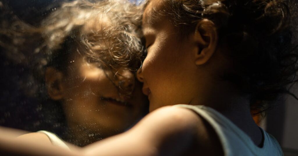 鏡の前で、自分の価値まで疑ってしまうような静かな不安