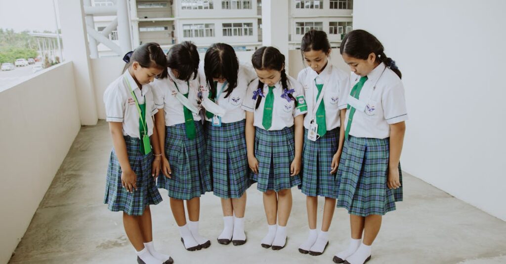 人の目を気にして、自分を小さくしてしまう女の子の静かな表情