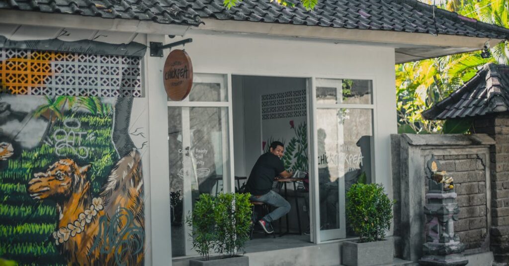 異世界へとつながる裏庭のドアを前に料理人としての人生を選ぶ主人公の姿。