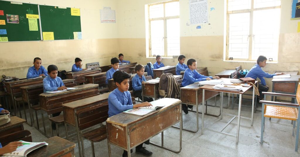 やさしく笑っているのに、どこか本音までは触れさせない空気を持つ男の子