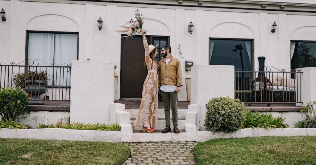 裏庭のドアを通じて異世界とつながる恵真の姿