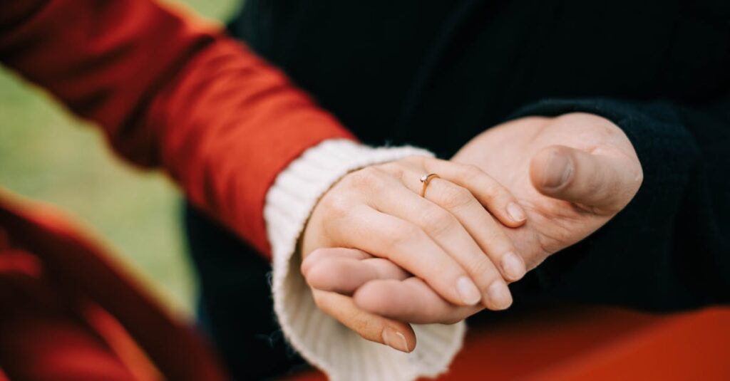 皇帝レントとアイラが互いの心を受け入れ合う優しく包容力のあるシーン。