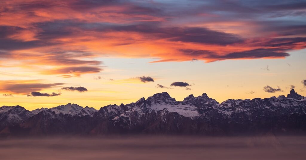 対照的なふたつの力がぶつかり光を生むイメージ