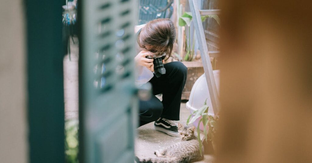 努力せずとも自分らしく生きる女子高生の、穏やかな日常と内なる強さを描いたアニメ場面。