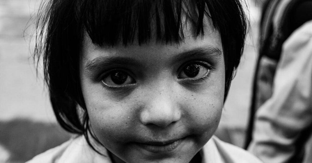 自分に自信が持てない女子高生の表情を描いた感情豊かなアニメシーン。