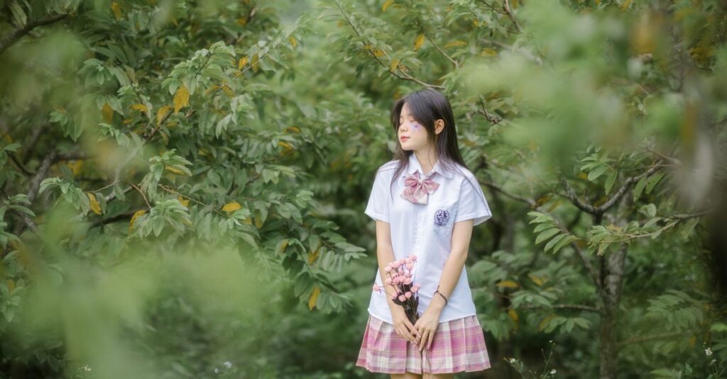 人の目を気にして、自分を小さくしてしまう女の子の静かな表情