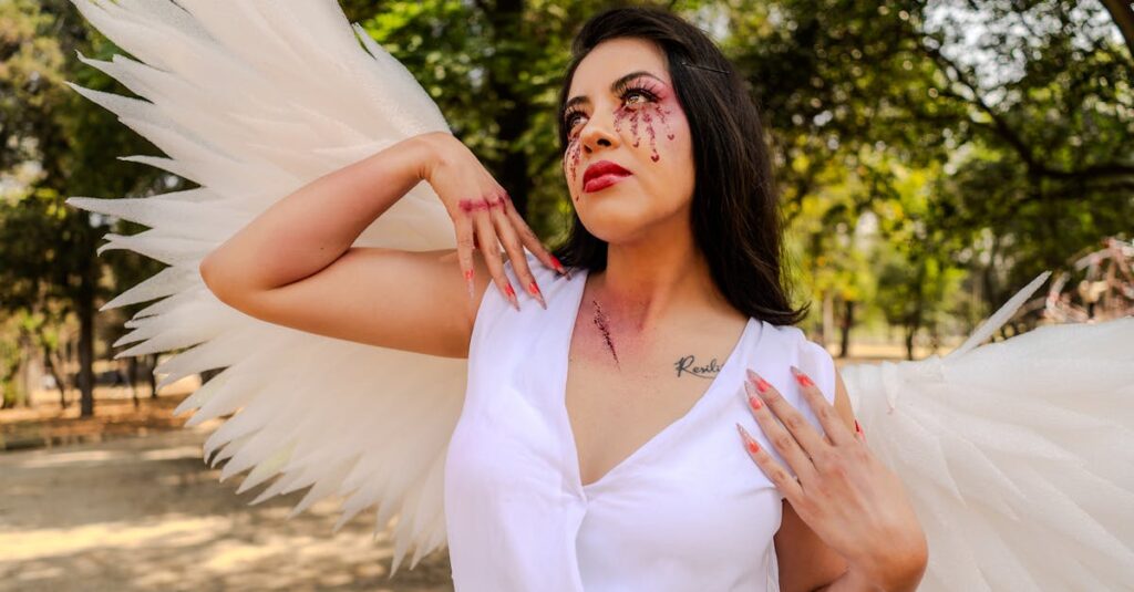 夏の光に包まれた裏庭のドアから異世界へとつながる神秘的な風景