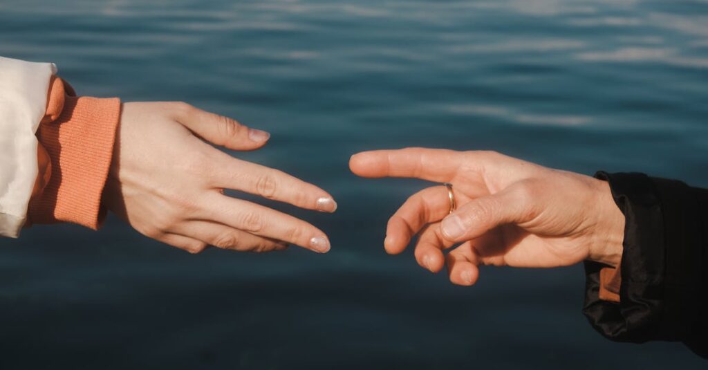 穏やかな水面に心を映しながらセルフケアを行う静かなひととき