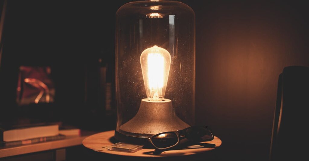 江戸時代の室内に灯る行灯のあたたかな光景