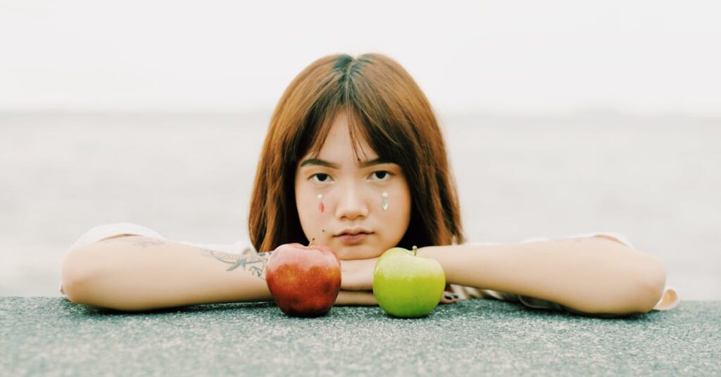 自分に自信が持てない女子高生の表情を描いた感情豊かなアニメシーン。