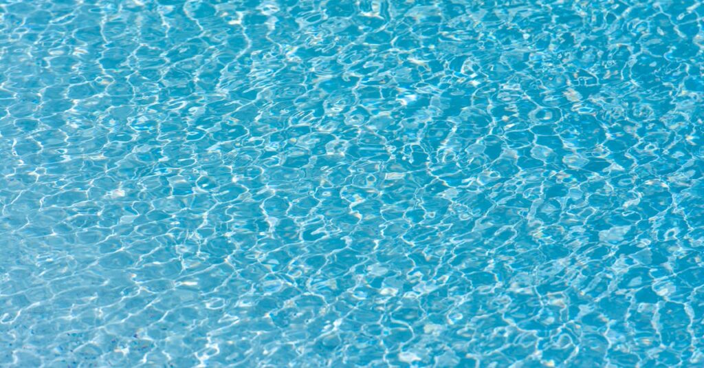 透き通った水の深さと青い光