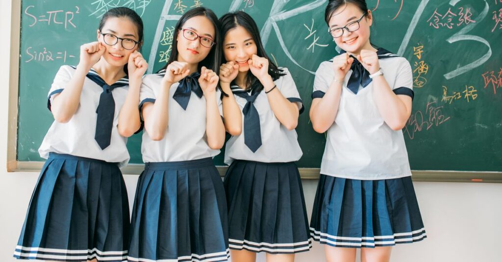 やさしく笑っているのに、どこか本音までは触れさせない空気を持つ男の子
