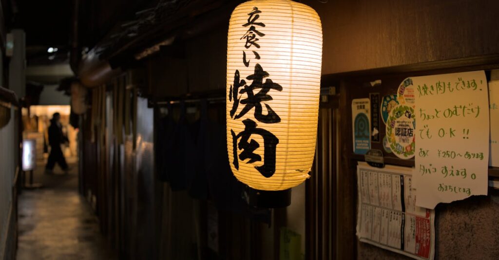 江戸時代の長屋の路地に灯る行灯のやわらかな光