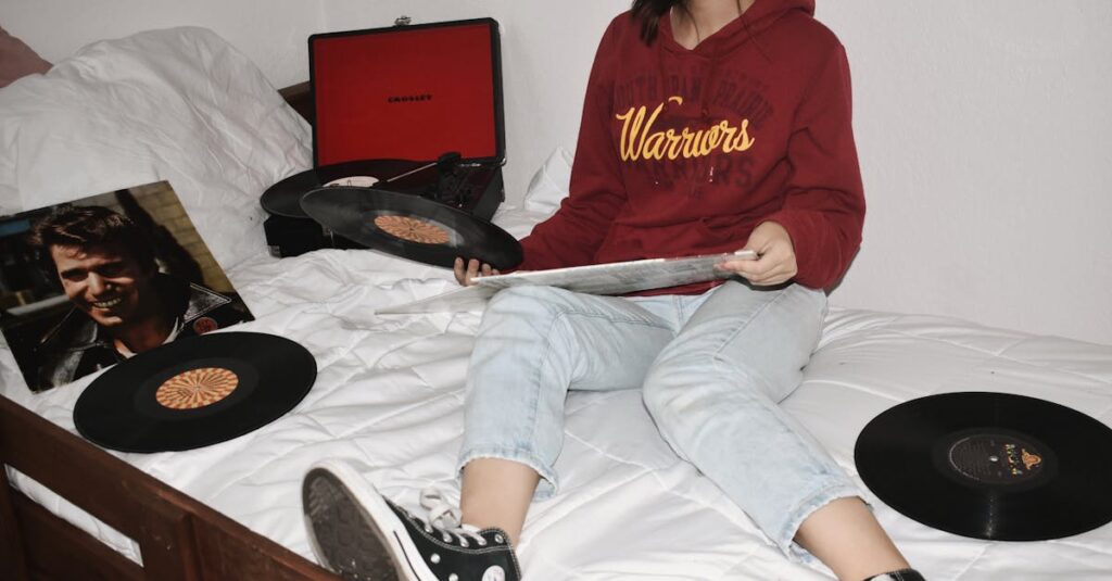 周囲に言えない本音を抱える女子高生のリアルな表情と孤独を映すシーン。