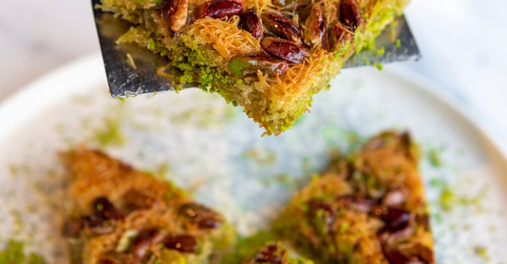 姉妹と元婚約者の運命が交差する様子を描いたイラスト。宿命に導かれる三角関係。