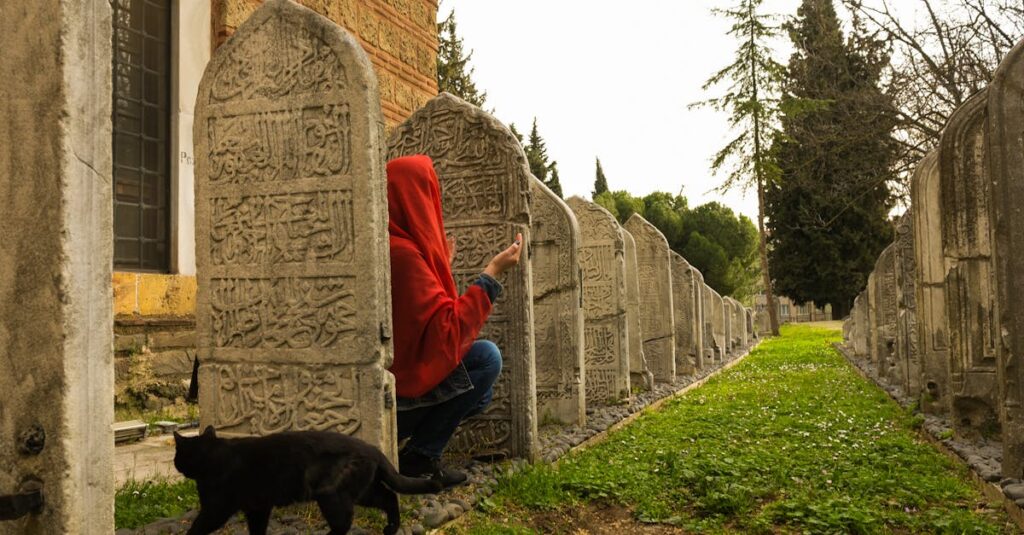 静けさの中で想いを伝える猫のイラスト