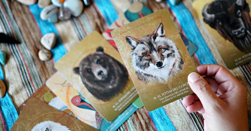 やわらかな色合いと穏やかな日常風景が描かれた癒し系アニメのワンシーン。