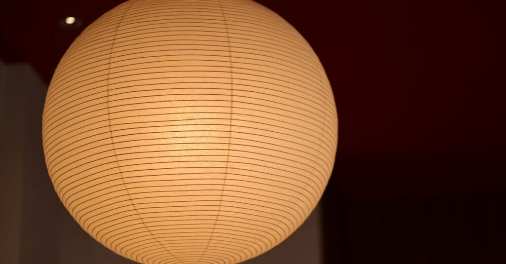 江戸時代の室内に灯る行灯のあたたかな光景