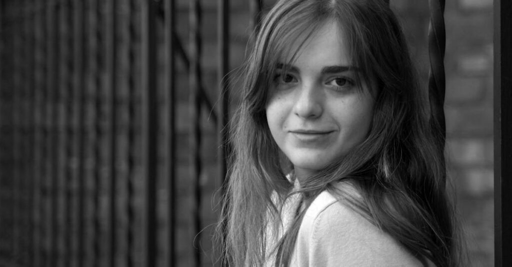 努力せずとも自分らしく生きる女子高生の、穏やかな日常と内なる強さを描いたアニメ場面。