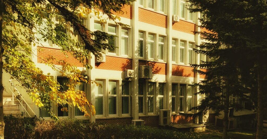 大きな問題はないのに、少しだけ息苦しさが残る家や学校の空気