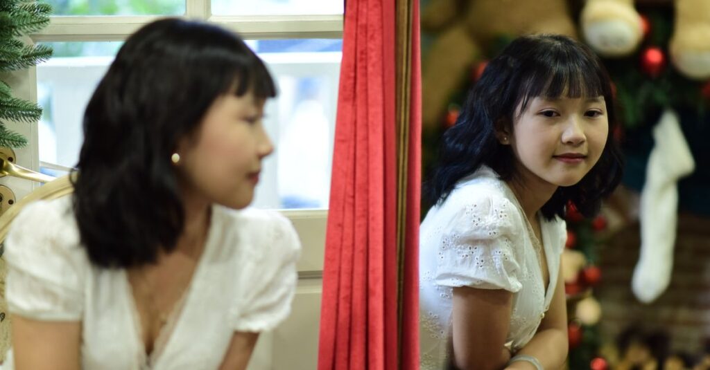鏡の前で、自分の価値をうまく信じられないまま立ち尽くすような気持ち