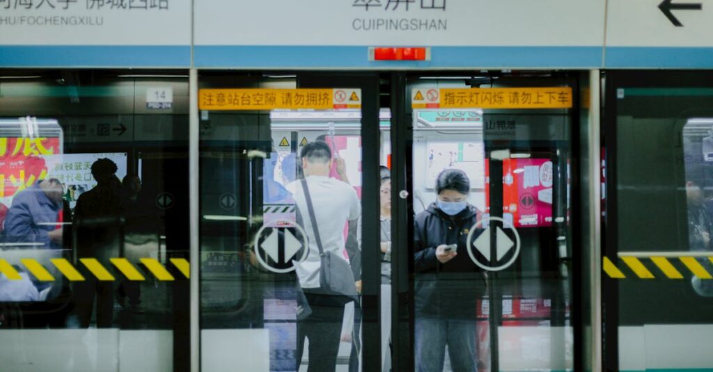 スピリチュアルな転機を象徴する光の差す裏庭の扉