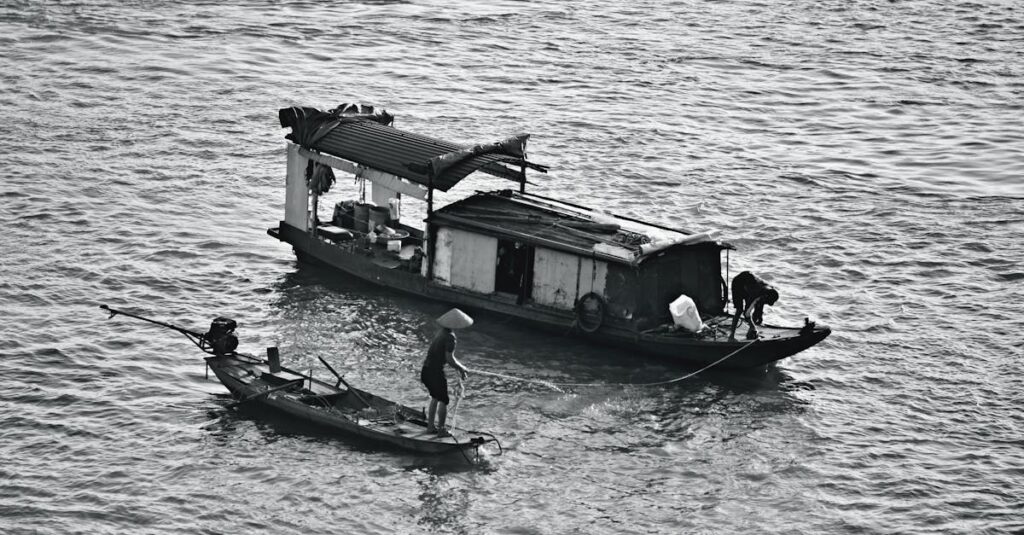静かな村の日常の中に、小さなぬくもりが流れているような風景