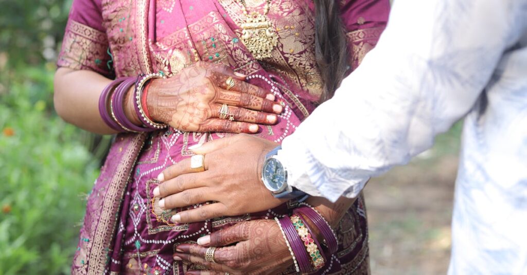 無言で寄り添う獣人と令嬢。言葉はなくとも信頼が感じられるファンタジーシーン。