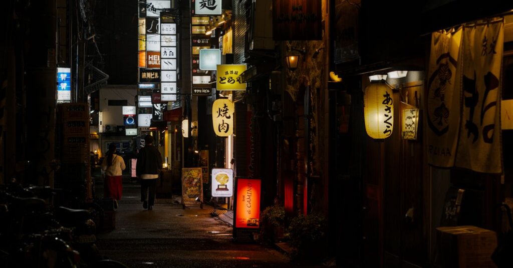 江戸時代の長屋の路地に灯る行灯のやわらかな光