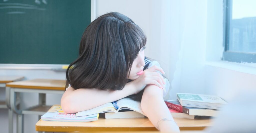 教室の中で自分を小さくしてしまう女の子の、静かな痛みが伝わる場面