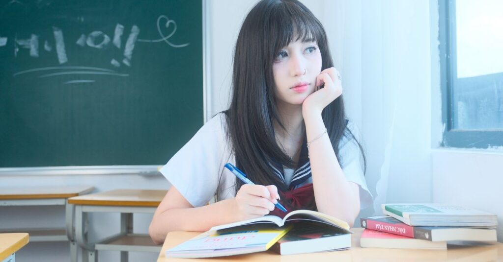 恋心が芽生えているのに、自分の気持ちを認めきれない女の子の静かな表情