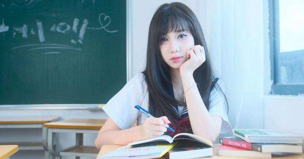 見た目に自信が持てないまま、教室の中で少し小さくなってしまう女の子の気持ち