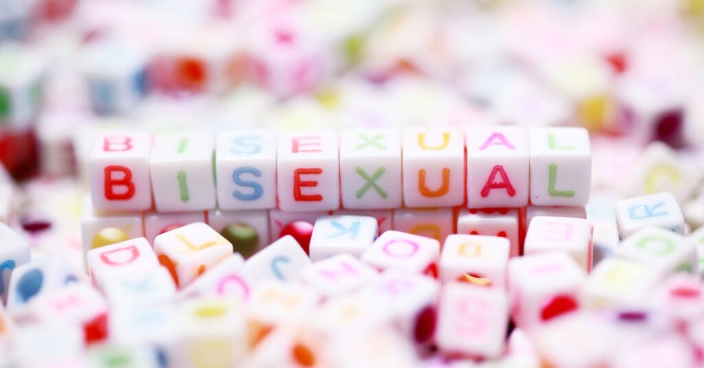 自分を肯定できるようになった女子高生が穏やかな笑顔を見せる感動的なアニメのラストシーン。