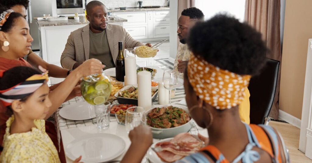 異世界の食卓で人々が笑顔で食事を囲む場面。料理を通じて生まれるご縁の大切さを描写。